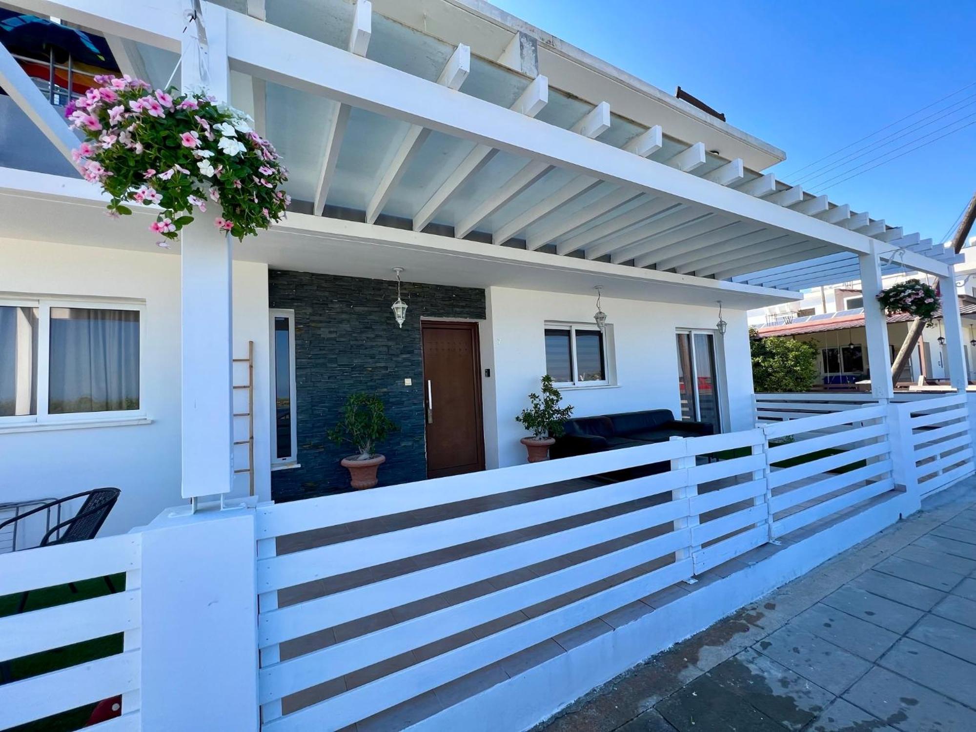 Fat Cow Apartments Larnaca Buitenkant foto